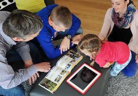 Eine Familie studiert einen Katalog